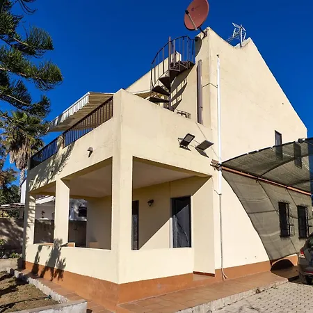 Falcon House Nyaraló